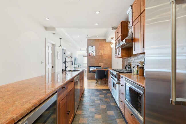 81 Montgomery St in Jersey City, NJ - Building Photo - Building Photo