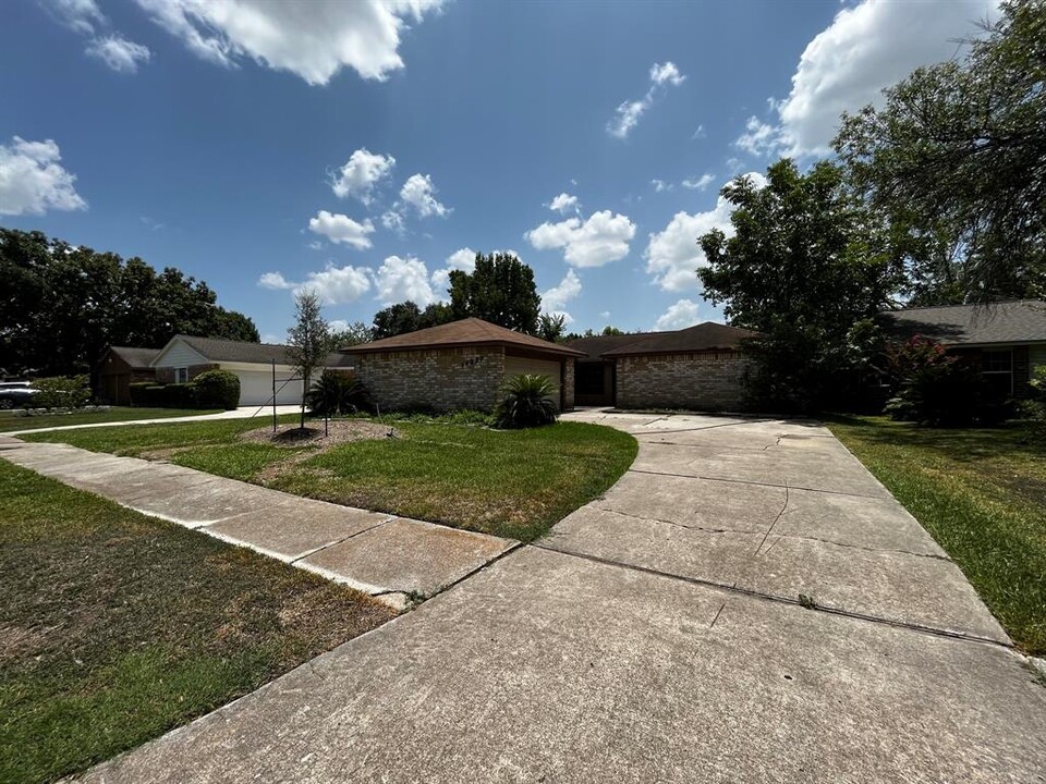 14227 Cellini Dr in Cypress, TX - Foto de edificio