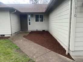 1010 37th Ave SW in Albany, OR - Building Photo