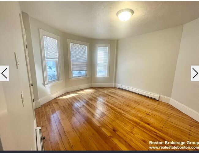 22 Howell St, Unit 2 in Boston, MA - Foto de edificio - Building Photo