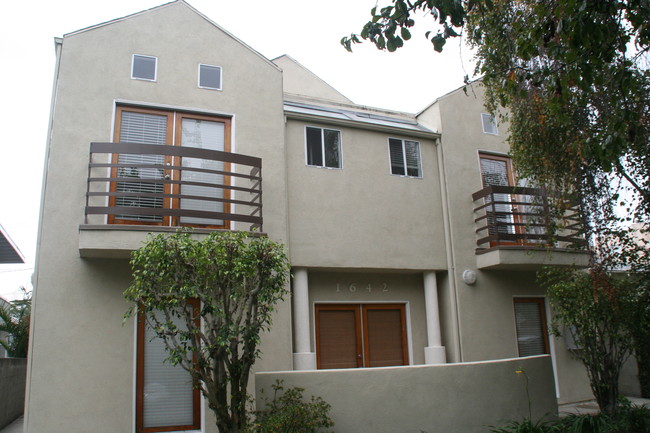 1642 Berkeley St in Santa Monica, CA - Foto de edificio - Building Photo