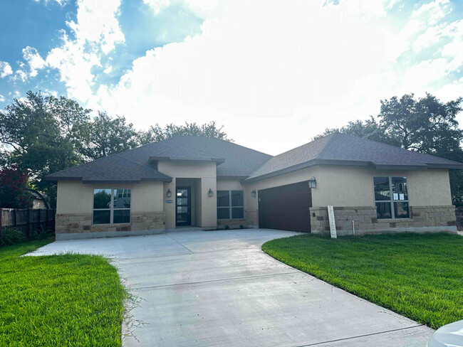 15318 Capri Ln in Selma, TX - Foto de edificio - Building Photo