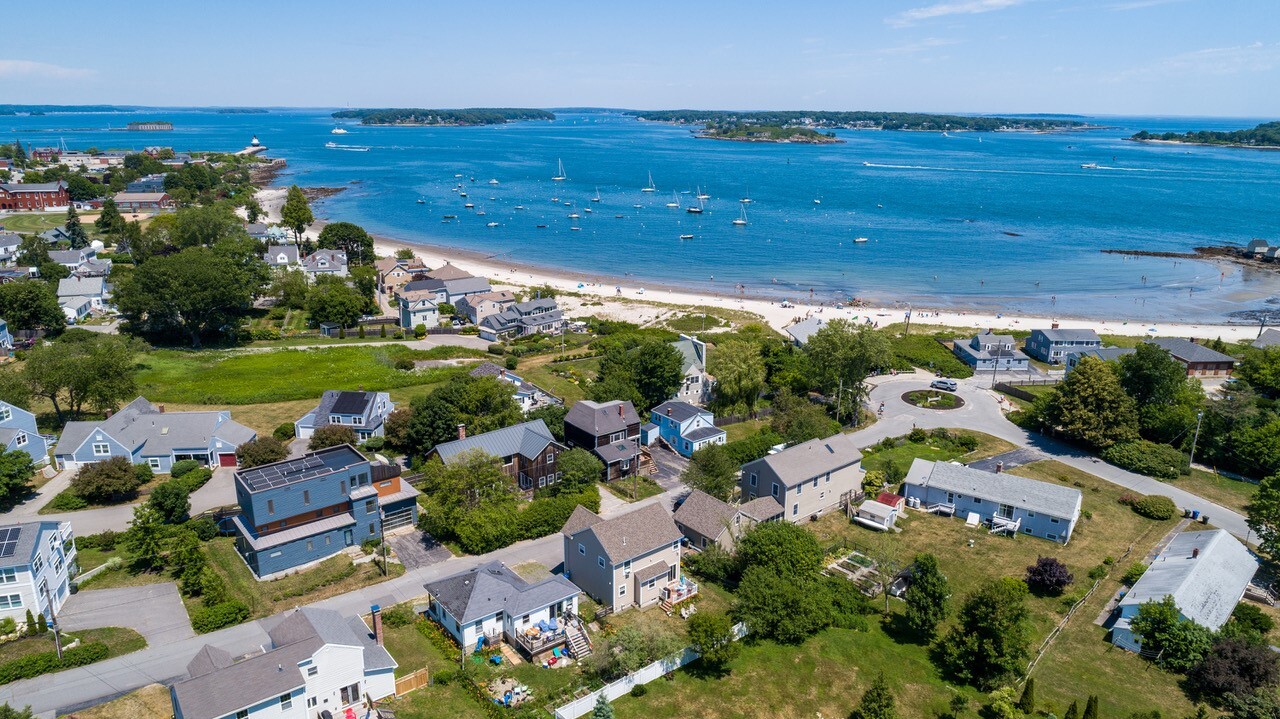 12 Angell Ave, Unit #1 in South Portland, ME - Foto de edificio