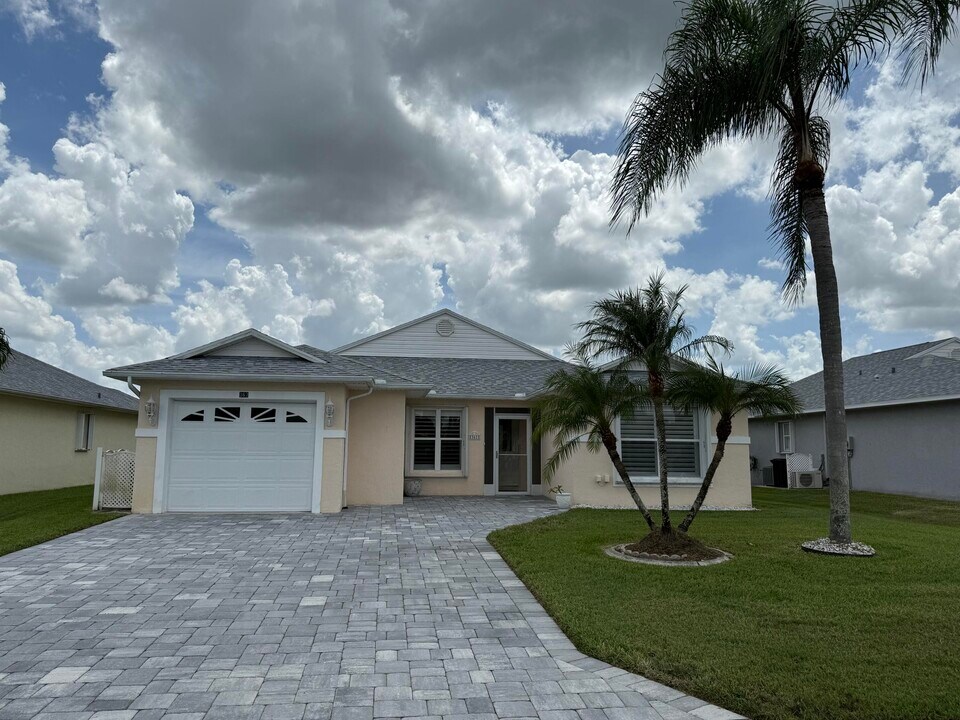 367 European Ln in Fort Pierce, FL - Building Photo
