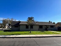 392 Foxmeadow Way in Los Banos, CA - Foto de edificio - Building Photo