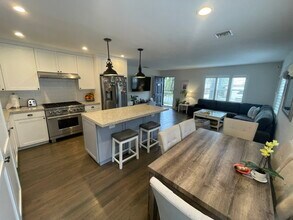 541 Gravilla Pl in San Diego, CA - Building Photo - Building Photo