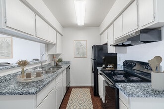 Madison Pointe in College Station, TX - Building Photo - Building Photo