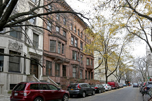 17 W 76th St in New York, NY - Building Photo