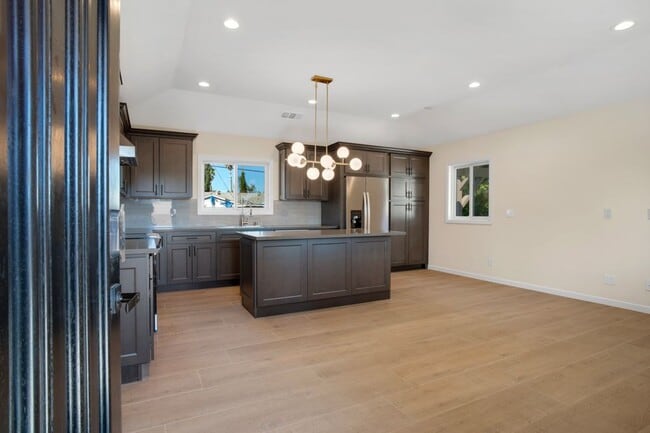 7635 Fallbrook Ave in Los Angeles, CA - Building Photo - Building Photo