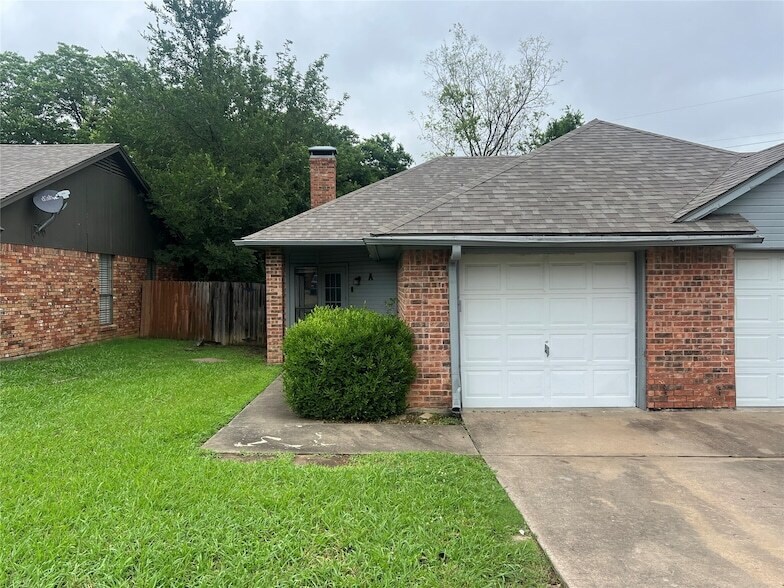 1509 N Grant Dr, Unit A in Sherman, TX - Building Photo