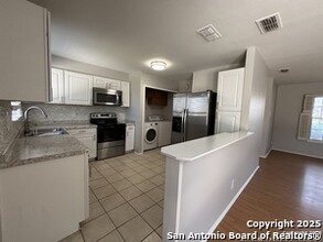 3027 Shadow Bend Dr in San Antonio, TX - Building Photo - Building Photo