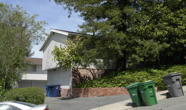 2050 Ascot Dr in Moraga, CA - Foto de edificio - Building Photo