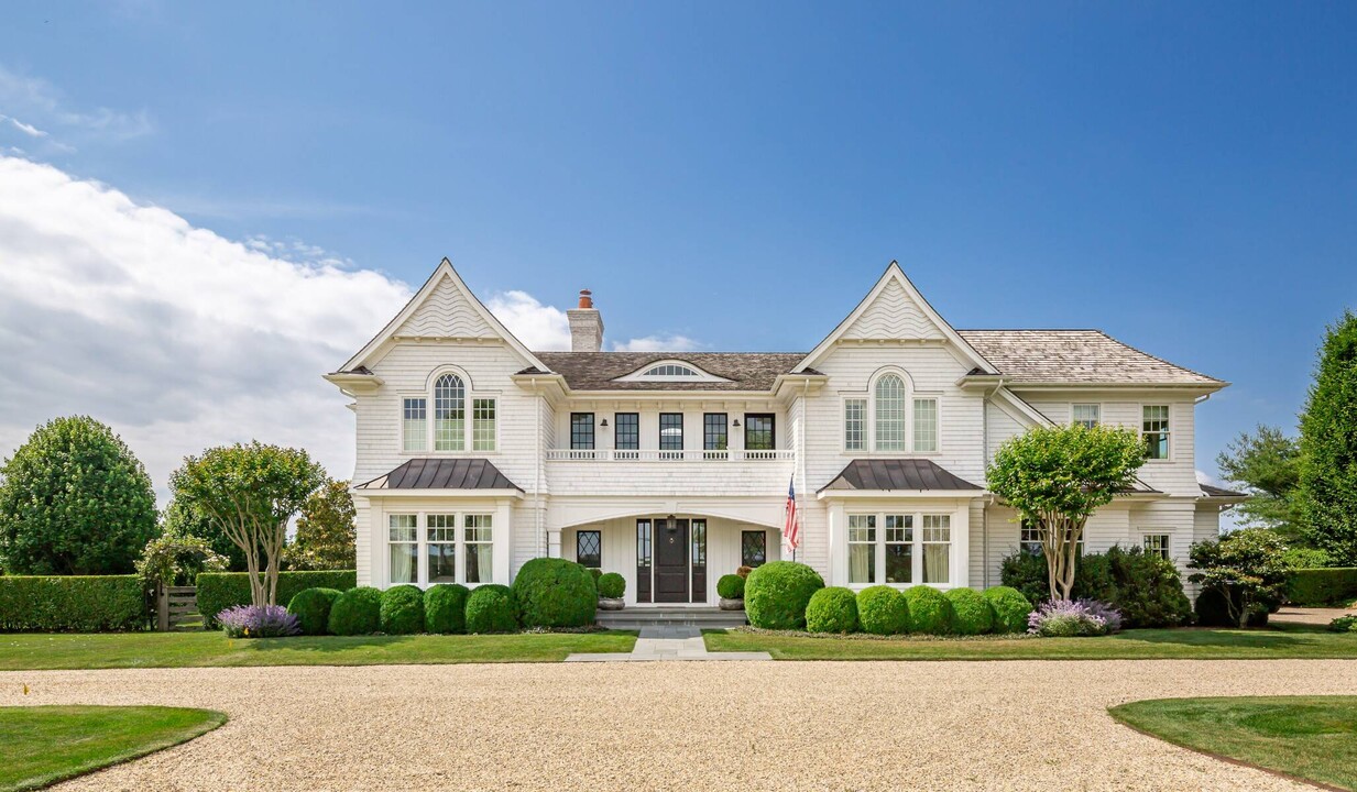 856 Head of Pond Rd in Water Mill, NY - Building Photo