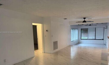 117 NE 2nd Terrace in Hallandale Beach, FL - Building Photo - Building Photo