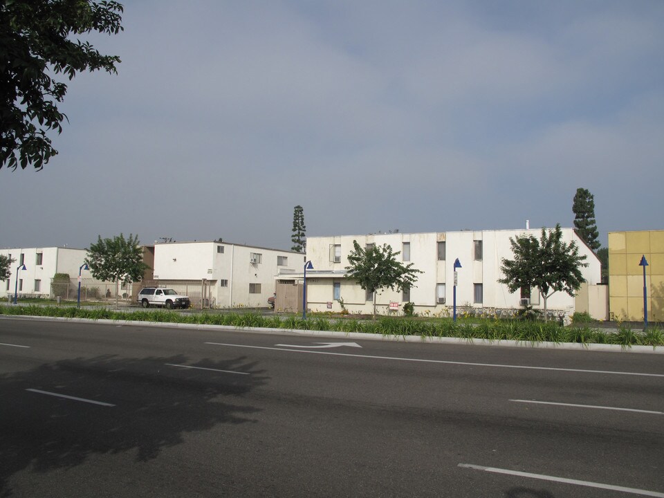 Rosewood Apartments in Downey, CA - Building Photo