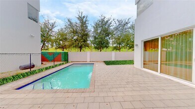9980 NW 74th Terrace in Doral, FL - Building Photo - Building Photo