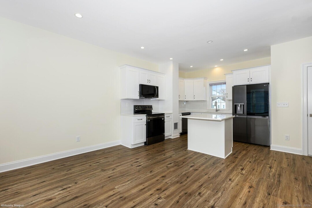 4 Beacon Square in Fairfield, CT - Building Photo