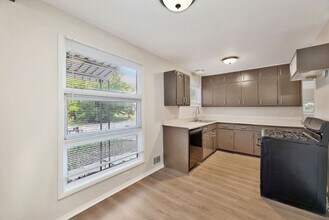 6020 N E Pk Vw Dr in Wichita, KS - Building Photo - Building Photo