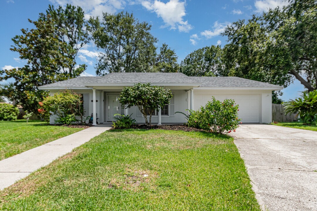 2101 Durham Ct in Mount Dora, FL - Building Photo