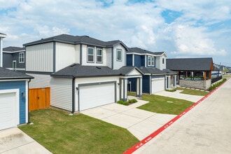 Villas at Creekside in New Braunfels, TX - Building Photo - Building Photo