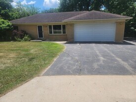 2807 Spring Creek Rd in Rockford, IL - Building Photo