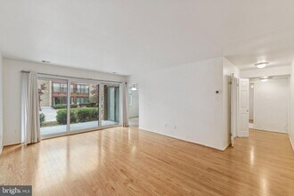 2817 Jermantown Rd in Oakton, VA - Building Photo - Building Photo