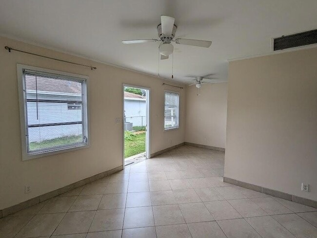 1021 Selkirk St in West Palm Beach, FL - Building Photo - Building Photo
