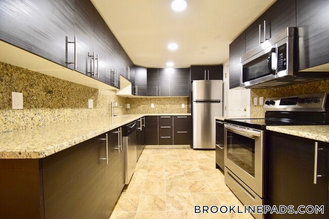 73 Thatcher St in Brookline, MA - Foto de edificio - Building Photo