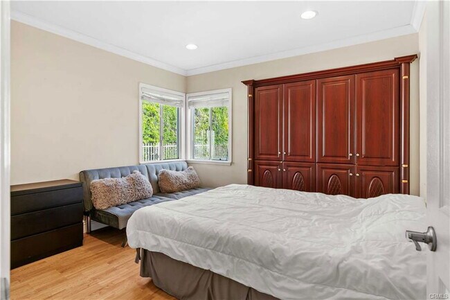 property at 702 E Glenoaks Blvd