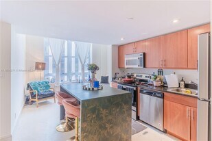 111 E Flagler St in Miami, FL - Building Photo