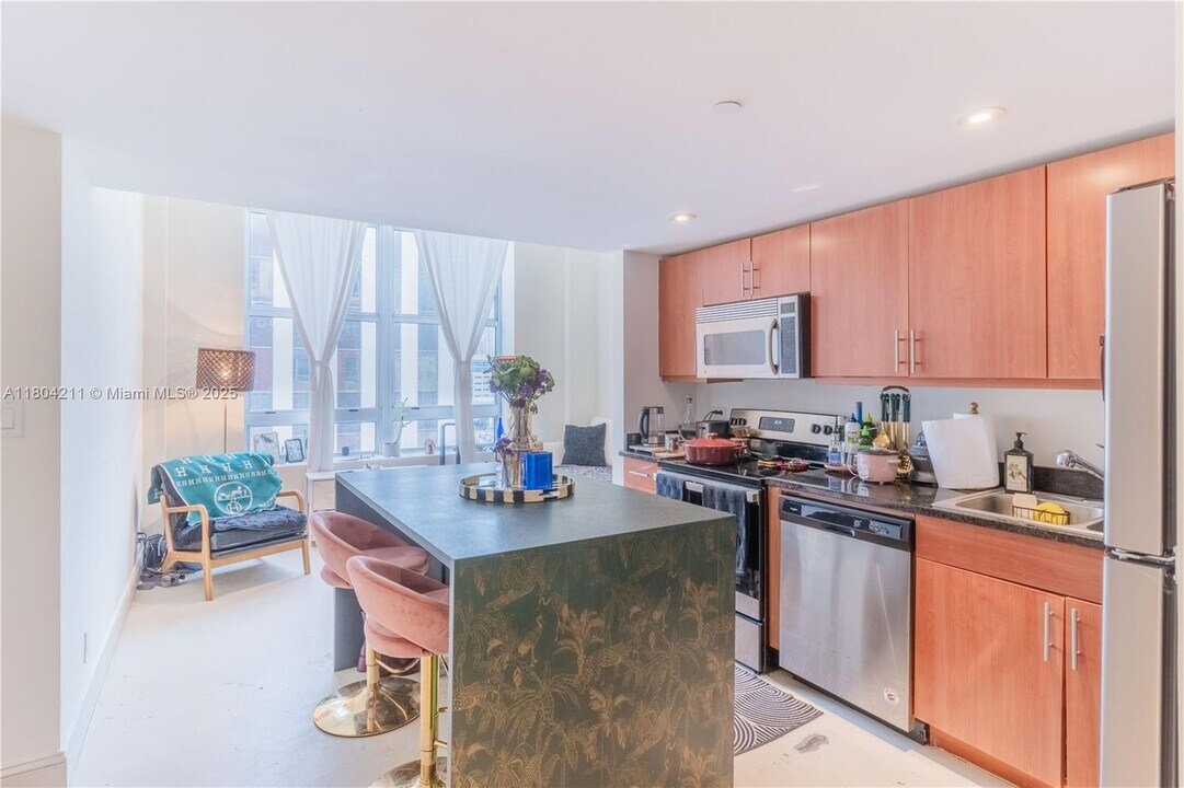 111 E Flagler St in Miami, FL - Building Photo