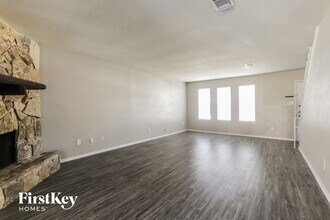 3303 Sycamore Springs Dr, Unit 414 in Houston, TX - Foto de edificio - Building Photo