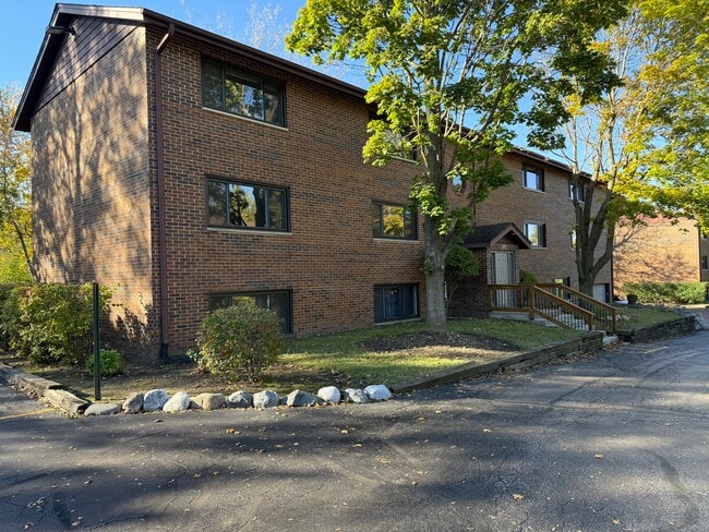 Stone Edge Apartments in Island Lake, IL - Foto de edificio - Building Photo