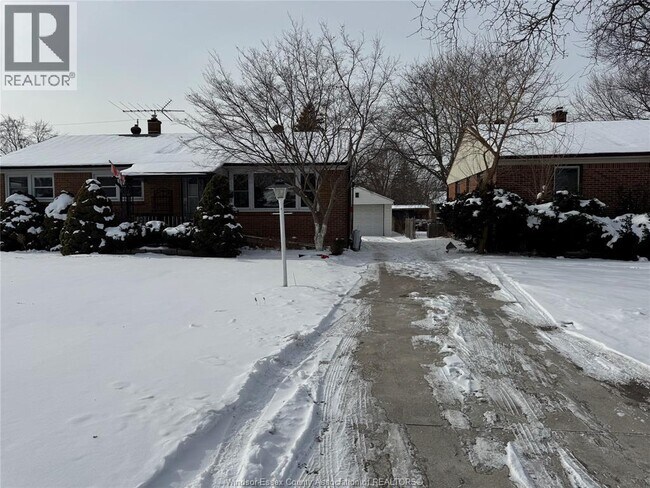 3039 Bruce Ave in Windsor, ON - Building Photo - Building Photo