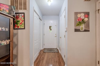 14 Lucia Ct in Matawan, NJ - Building Photo - Building Photo