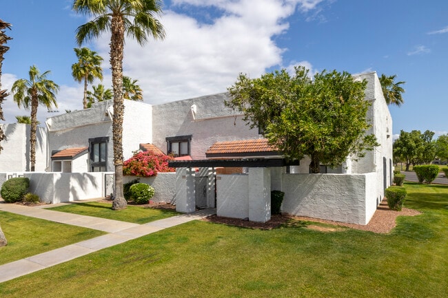 Townhomes on the Park Apartment Homes in Phoenix, AZ - Building Photo - Building Photo