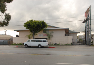 Garvey Apartments in El Monte, CA - Foto de edificio - Building Photo