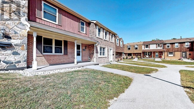 2051-2051 Bridletowne Cir in Toronto, ON - Building Photo - Building Photo