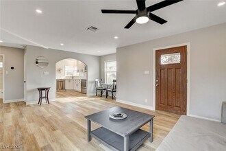 1017 E Oakey Blvd in Las Vegas, NV - Building Photo - Building Photo