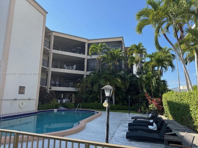 2420 Diana Dr in Hallandale Beach, FL - Building Photo - Building Photo