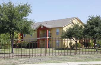 Rosillo Creek Apartments in San Antonio, TX - Foto de edificio - Building Photo