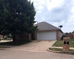 400 Angler Dr in Crowley, TX - Building Photo