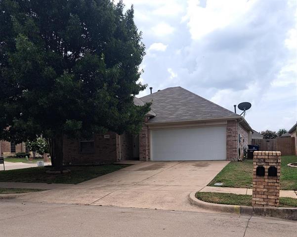 400 Angler Dr in Crowley, TX - Building Photo