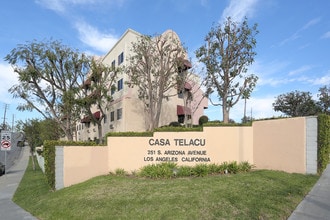 Casa TELACU in Los Angeles, CA - Foto de edificio - Building Photo