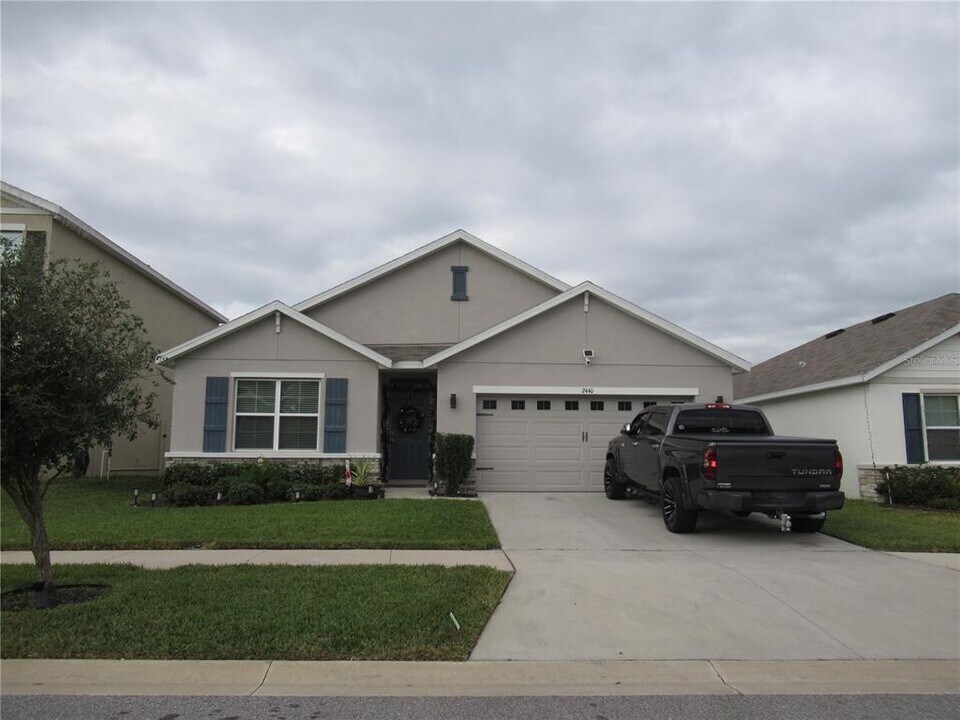 2440 Knight Island Dr in Brandon, FL - Foto de edificio