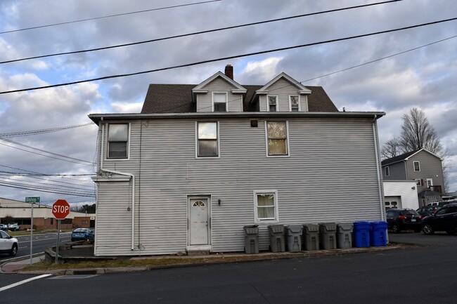 146 Pine St in Bristol, CT - Building Photo - Building Photo