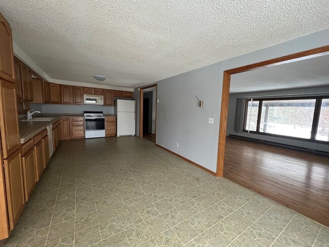 14889 65th Ave NW in Cass Lake, MN - Foto de edificio - Building Photo