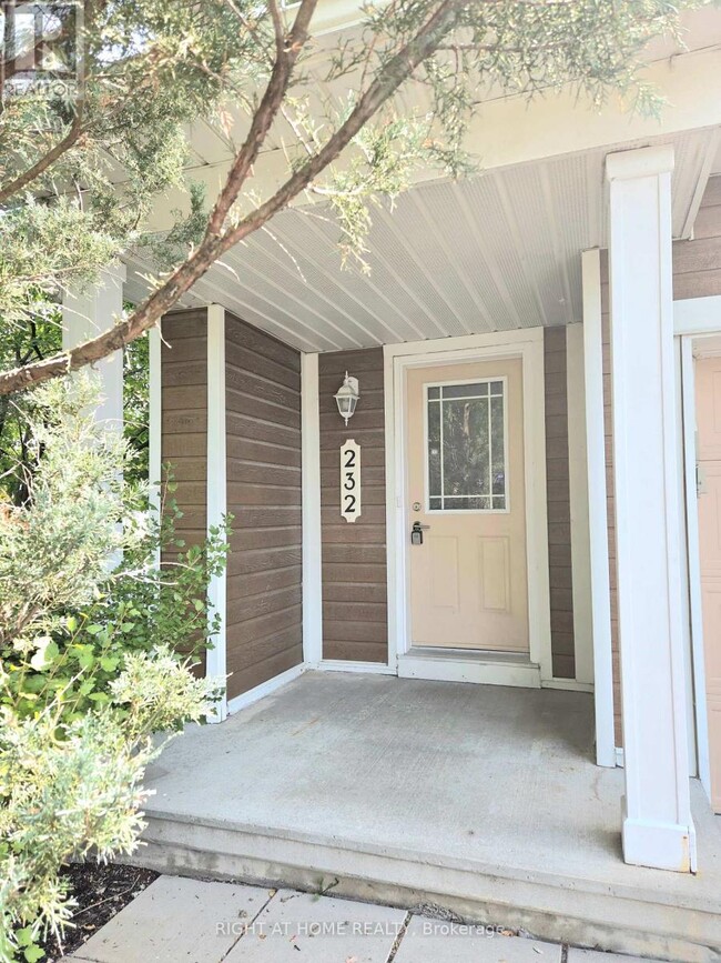232 Meadowbreeze Dr in Ottawa, ON - Building Photo - Building Photo