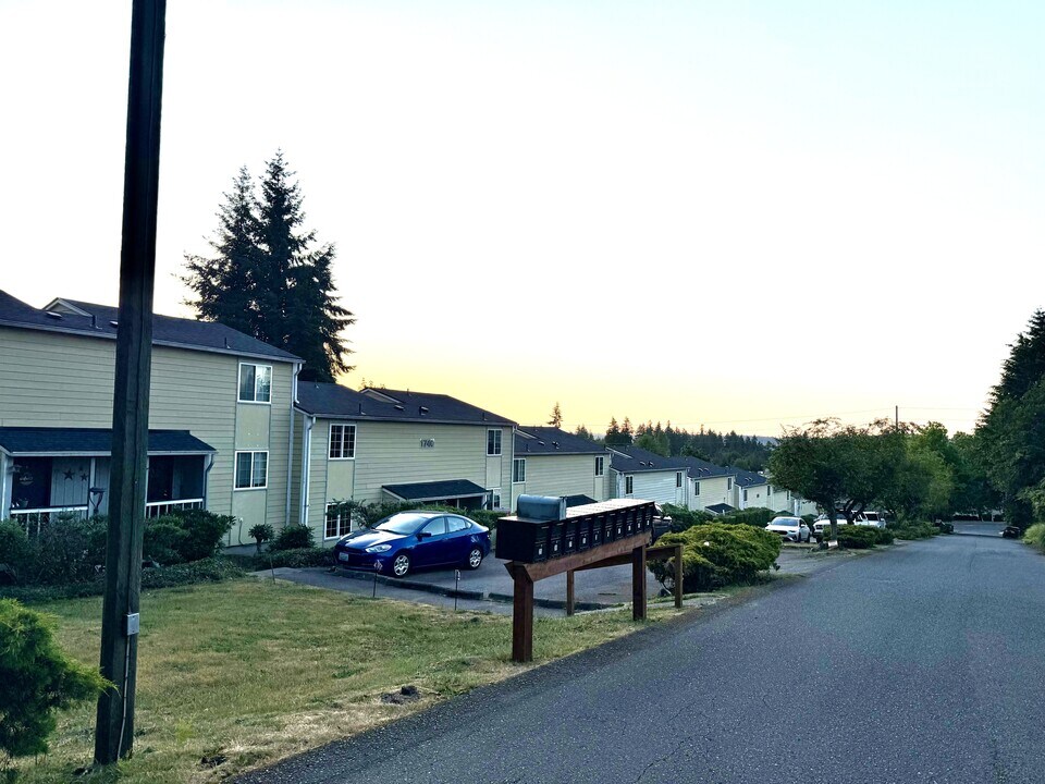 1740 Kidd Ave SE in Port Orchard, WA - Building Photo