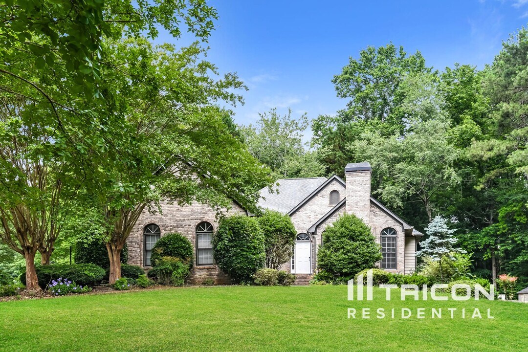 8015 Victoria Ln in Cumming, GA - Building Photo